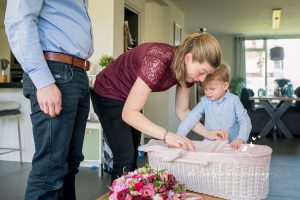 zusje-in-mandje-samen-met-mama
