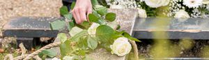 witte-roos-bij-graf-leggen