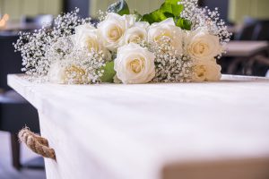 bloemen-witte-rozen-op-kist-de-laatste-herinnering