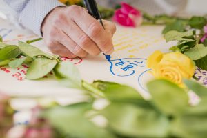 lieve-laatste-woorden-schrijven-op-kist-dochter-met-bloemen