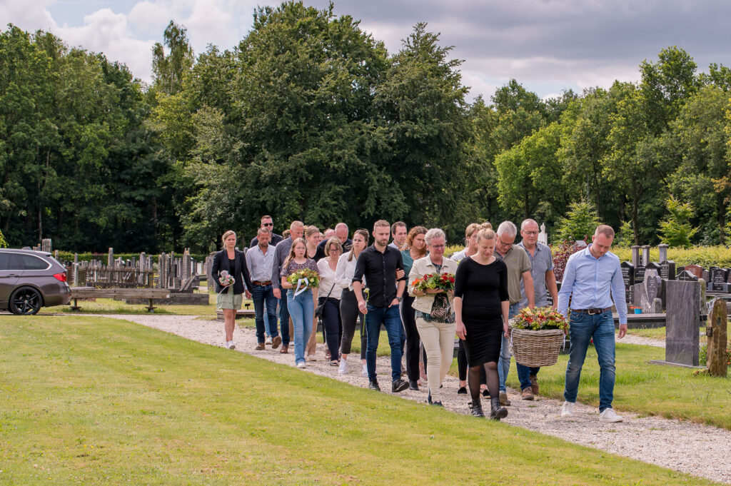 familie-brengt-kindje-laatste-rustplaats