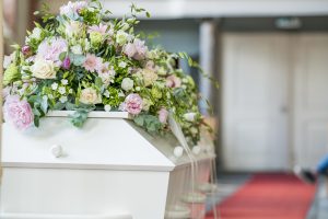 kist-in-kerk-kollum-afscheidsfotografie-bloemen-delaatsteherinnering