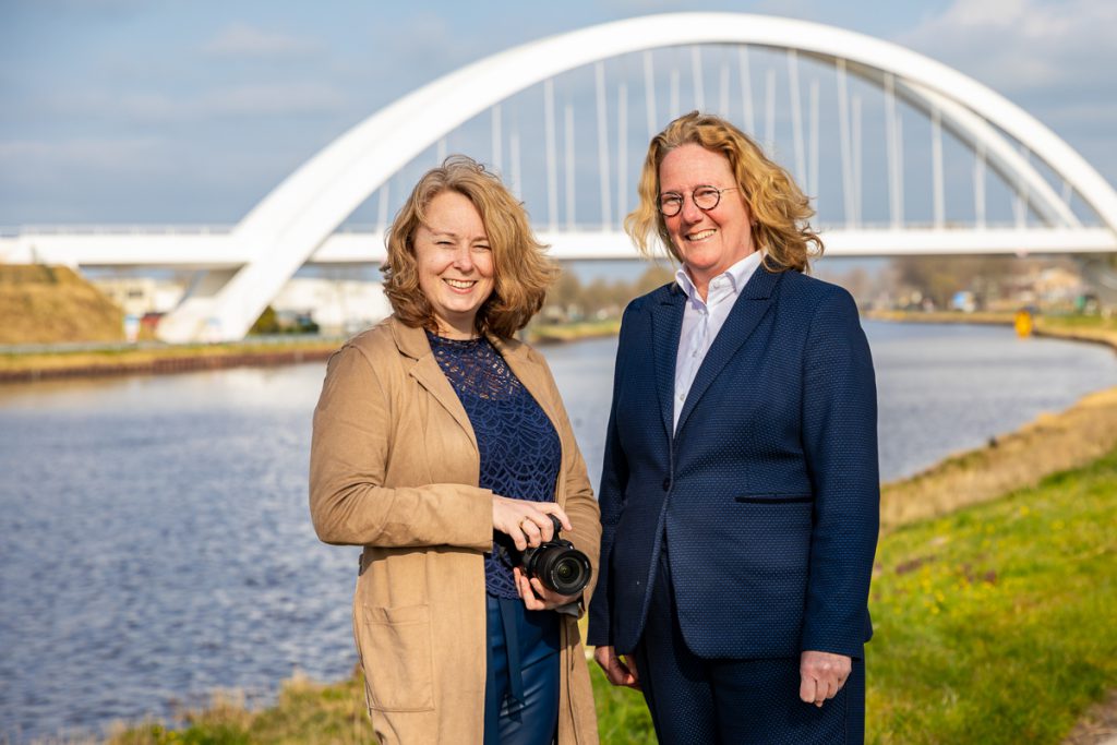 Ellen delaatsteherinnering en Hanneke Boersema in Zuidhorn