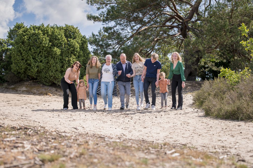 samen-met-kleinkinderen-en-opa-en-oma-op-de-foto-onstspannen-door-jemooisteherinnering.nl