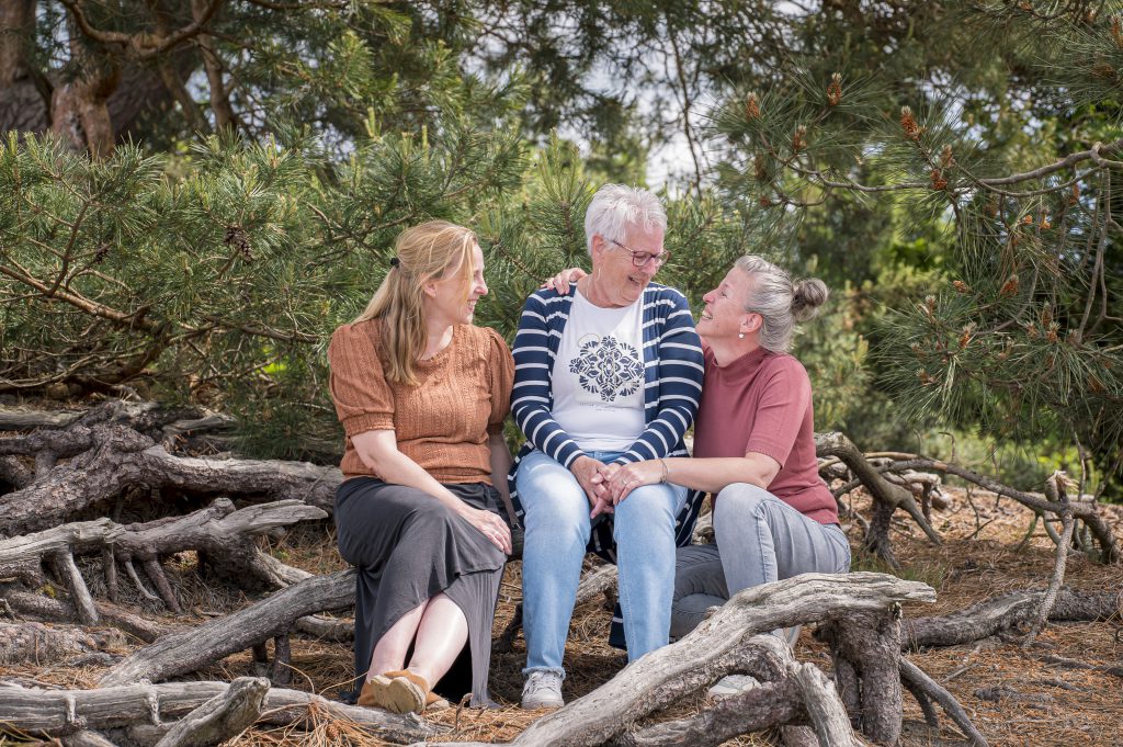 moeder-met-volwassen-dochters-op-de-foto-delen-van-mooie-herinneringen-door-delaatsteherinnering.nl