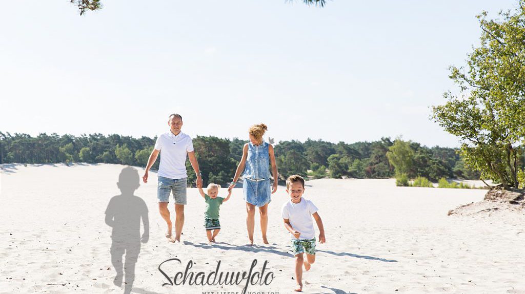 schaduwfoto-door-Dasja-Dijkstra-in-samenwerking-met-Das-Knuss-Soesterduinen-overleden-jongen-op-de-foto-schaduwschets-schaduw-overleden-jongen-op-de-foto-