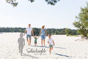 schaduwfoto-door-Dasja-Dijkstra-in-samenwerking-met-Das-Knuss-Soesterduinen-overleden-jongen-op-de-foto-schaduwschets-schaduw-overleden-jongen-op-de-foto-