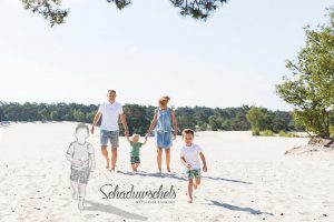 schaduwschets-door-Dasja-Dijkstra-in-samenwerking-met-Das-Knuss-Soesterduinen-overleden-jongen-op-de-foto-schaduwfoto-schaduw-overleden-jongen-op-de-foto-de-laatste-herinnering-nl1024x683-1.jpg